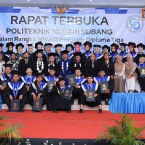 21 Wisudawan Prodi D-III Sistem Informasi Raih Predikat Cumlaude