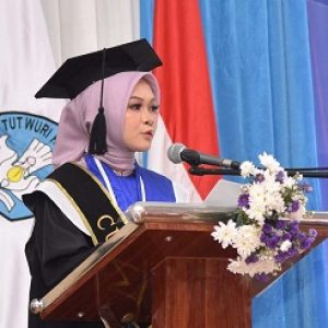 Penuh Haru, Eulis Jubaedah Sampaikan Kesan Pesan Wisudawan di Wisuda POLSUB Ke-7